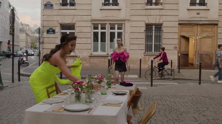 Emily_in_Paris_S02E03_WEBRip_x264-ION10_1860.jpg