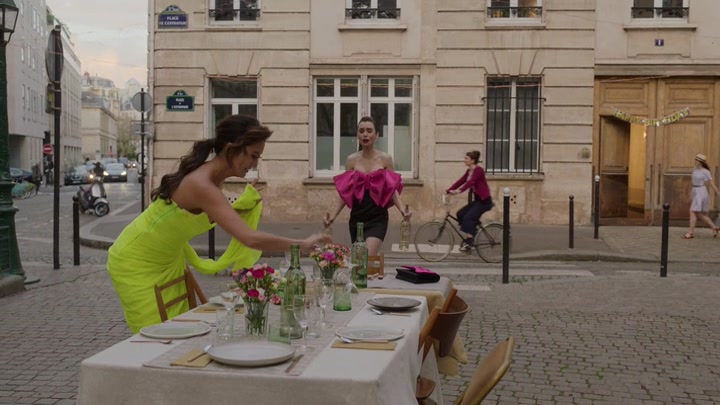 Emily_in_Paris_S02E03_WEBRip_x264-ION10_1861.jpg