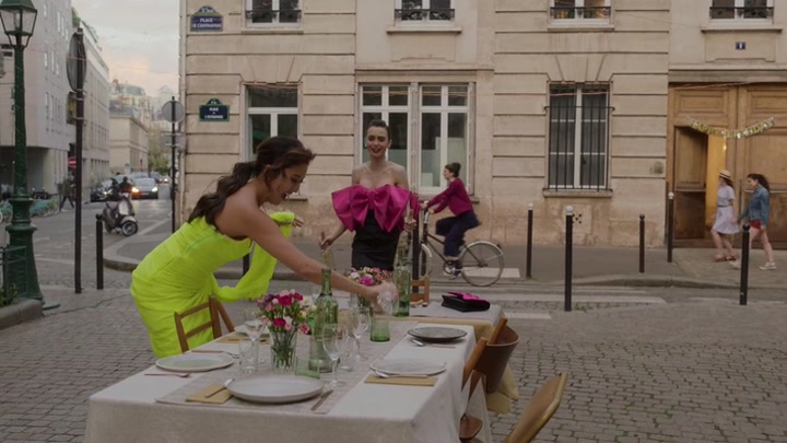 Emily_in_Paris_S02E03_WEBRip_x264-ION10_1862.jpg