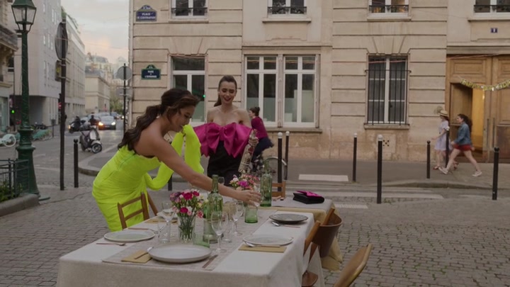 Emily_in_Paris_S02E03_WEBRip_x264-ION10_1863.jpg