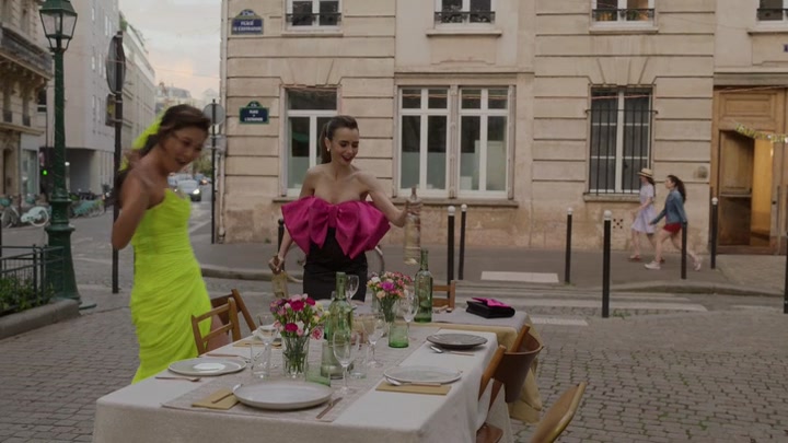 Emily_in_Paris_S02E03_WEBRip_x264-ION10_1864.jpg