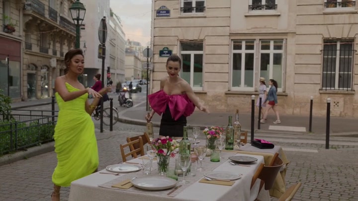 Emily_in_Paris_S02E03_WEBRip_x264-ION10_1867.jpg