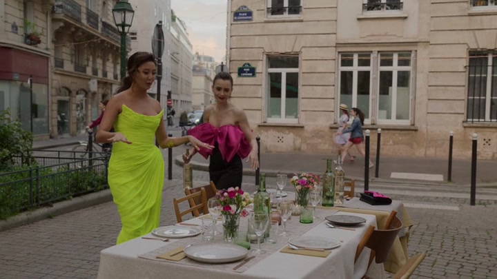 Emily_in_Paris_S02E03_WEBRip_x264-ION10_1868.jpg