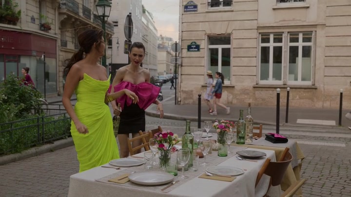 Emily_in_Paris_S02E03_WEBRip_x264-ION10_1870.jpg