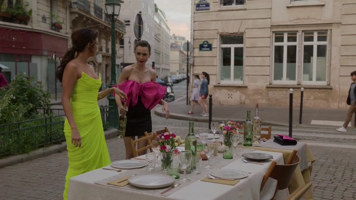 Emily_in_Paris_S02E03_WEBRip_x264-ION10_1871.jpg