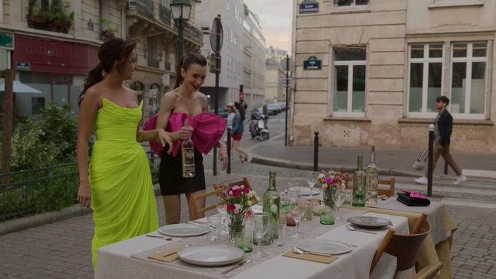 Emily_in_Paris_S02E03_WEBRip_x264-ION10_1873.jpg