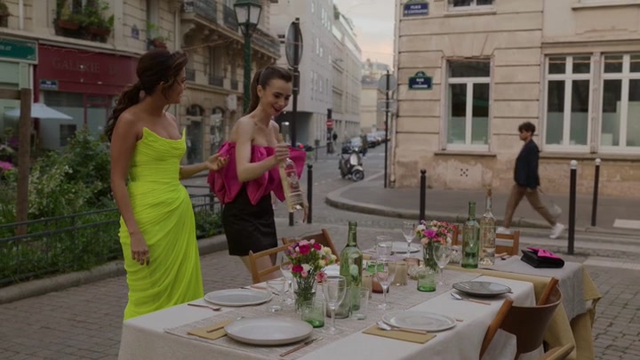 Emily_in_Paris_S02E03_WEBRip_x264-ION10_1874.jpg