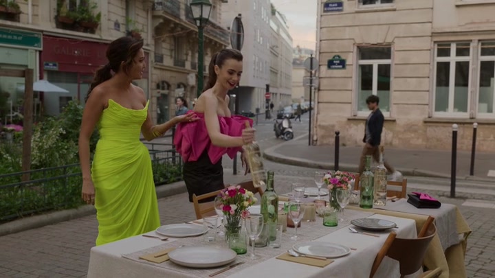 Emily_in_Paris_S02E03_WEBRip_x264-ION10_1875.jpg