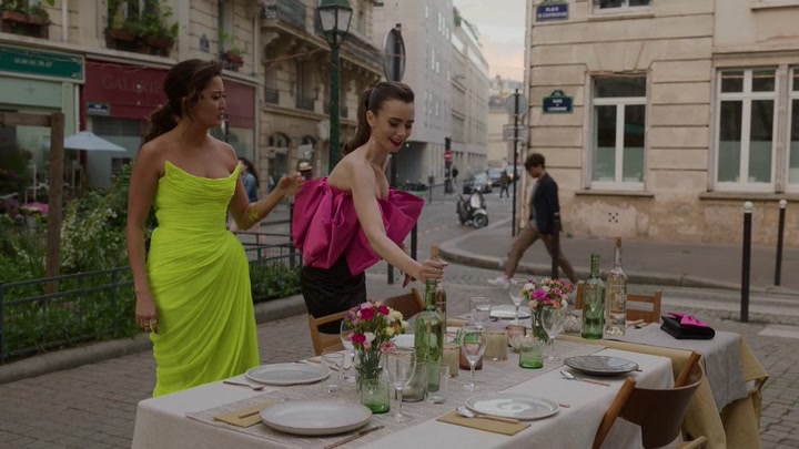 Emily_in_Paris_S02E03_WEBRip_x264-ION10_1876.jpg