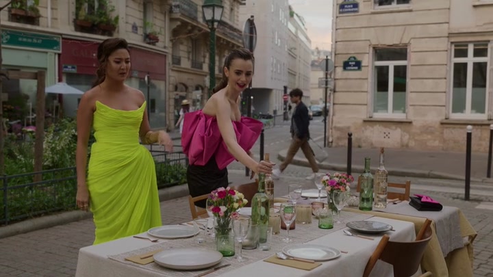 Emily_in_Paris_S02E03_WEBRip_x264-ION10_1877.jpg