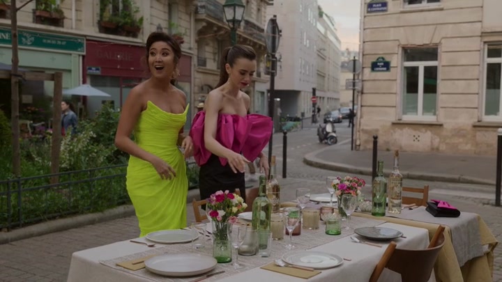 Emily_in_Paris_S02E03_WEBRip_x264-ION10_1879.jpg