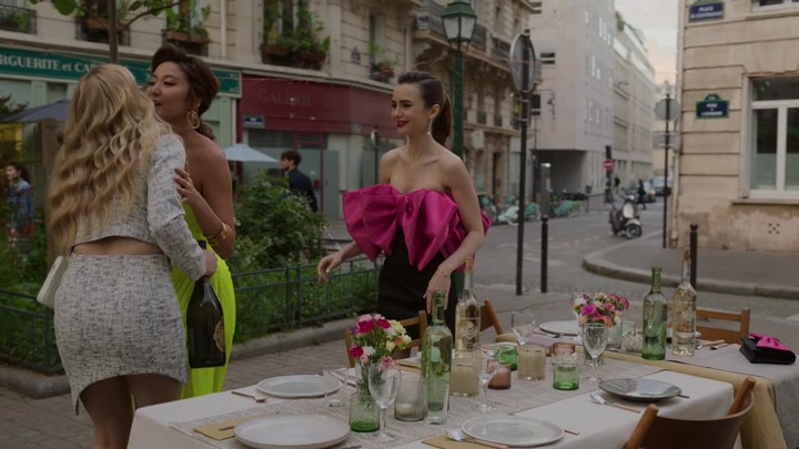 Emily_in_Paris_S02E03_WEBRip_x264-ION10_1882.jpg