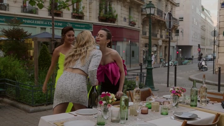 Emily_in_Paris_S02E03_WEBRip_x264-ION10_1885.jpg