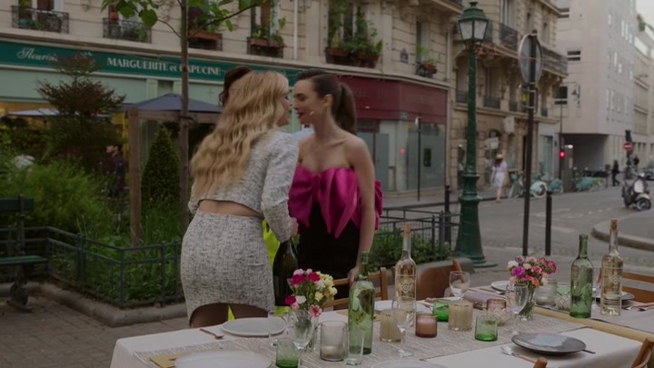 Emily_in_Paris_S02E03_WEBRip_x264-ION10_1887.jpg