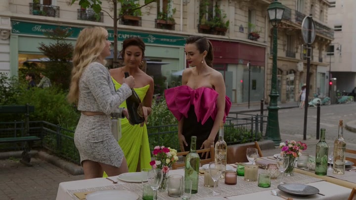 Emily_in_Paris_S02E03_WEBRip_x264-ION10_1889.jpg