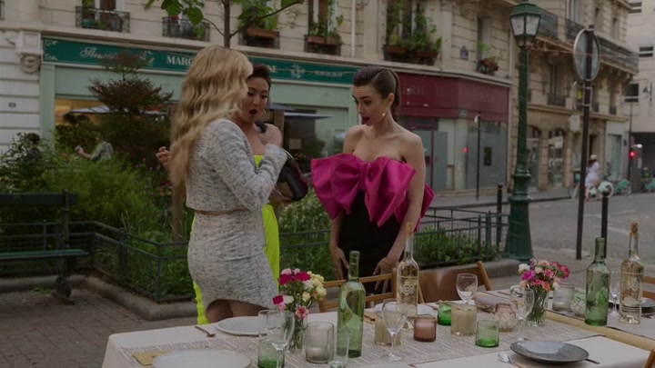 Emily_in_Paris_S02E03_WEBRip_x264-ION10_1890.jpg