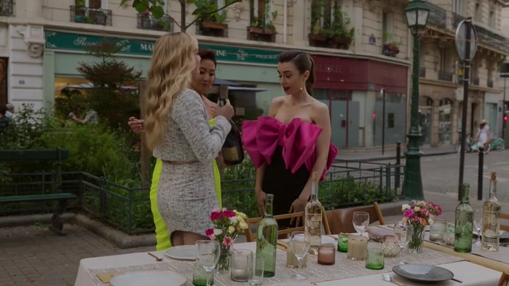 Emily_in_Paris_S02E03_WEBRip_x264-ION10_1891.jpg