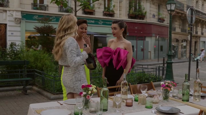 Emily_in_Paris_S02E03_WEBRip_x264-ION10_1892.jpg