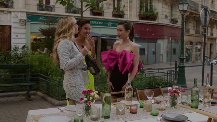 Emily_in_Paris_S02E03_WEBRip_x264-ION10_1893.jpg