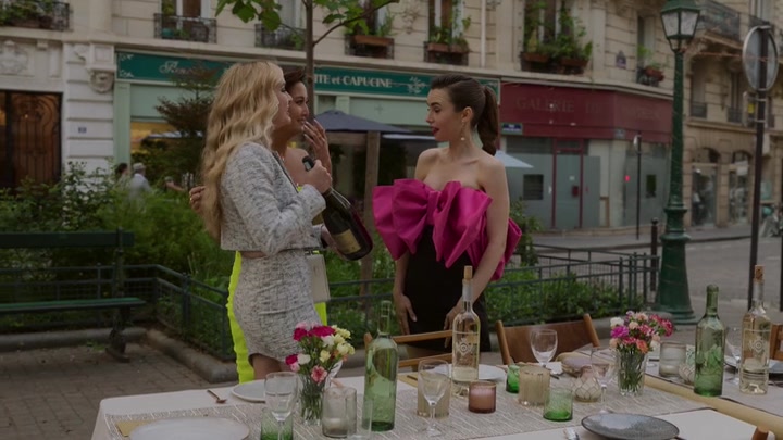 Emily_in_Paris_S02E03_WEBRip_x264-ION10_1894.jpg