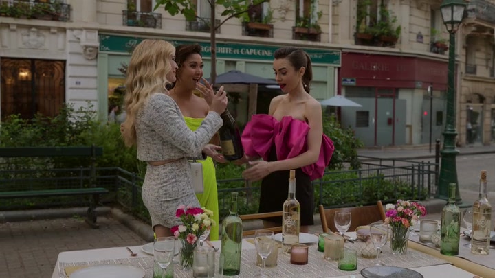 Emily_in_Paris_S02E03_WEBRip_x264-ION10_1896.jpg
