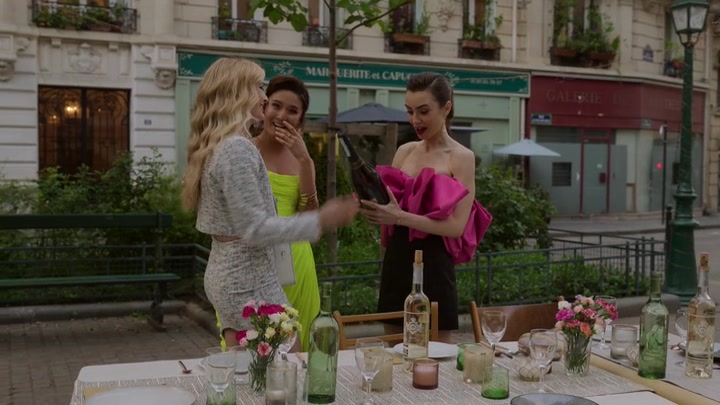 Emily_in_Paris_S02E03_WEBRip_x264-ION10_1898.jpg