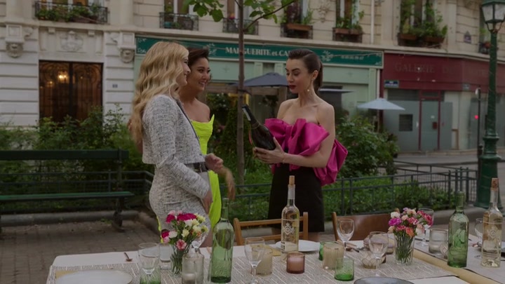 Emily_in_Paris_S02E03_WEBRip_x264-ION10_1899.jpg