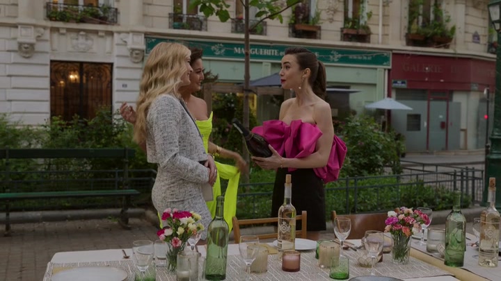 Emily_in_Paris_S02E03_WEBRip_x264-ION10_1900.jpg