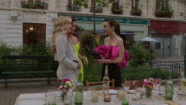 Emily_in_Paris_S02E03_WEBRip_x264-ION10_1901.jpg