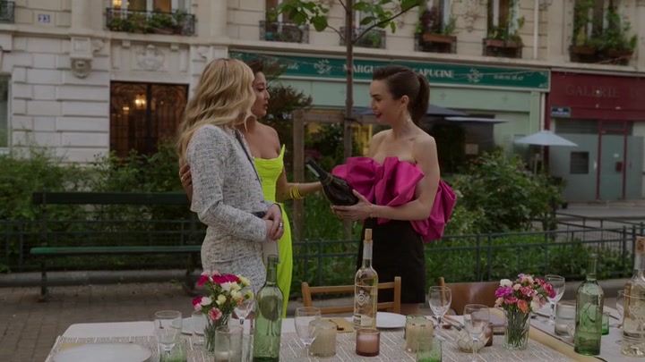 Emily_in_Paris_S02E03_WEBRip_x264-ION10_1903.jpg