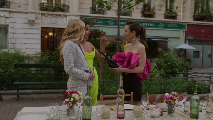 Emily_in_Paris_S02E03_WEBRip_x264-ION10_1904.jpg