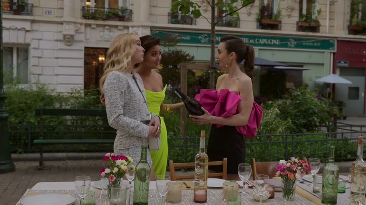Emily_in_Paris_S02E03_WEBRip_x264-ION10_1906.jpg