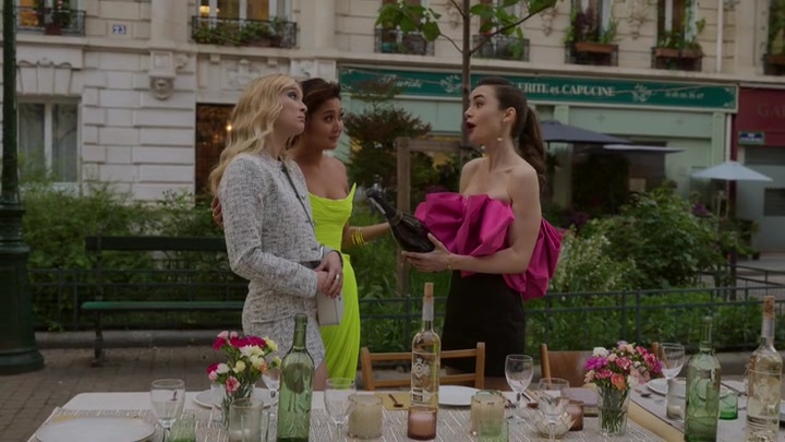 Emily_in_Paris_S02E03_WEBRip_x264-ION10_1907.jpg