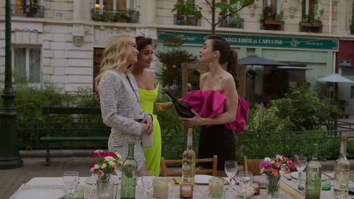 Emily_in_Paris_S02E03_WEBRip_x264-ION10_1908.jpg