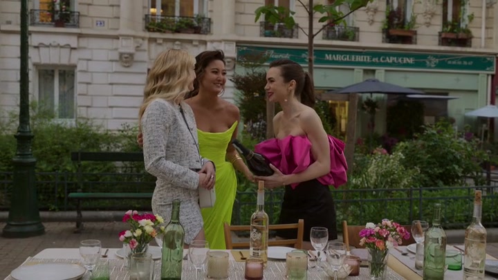 Emily_in_Paris_S02E03_WEBRip_x264-ION10_1910.jpg