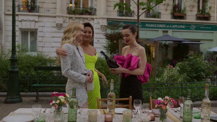 Emily_in_Paris_S02E03_WEBRip_x264-ION10_1911.jpg