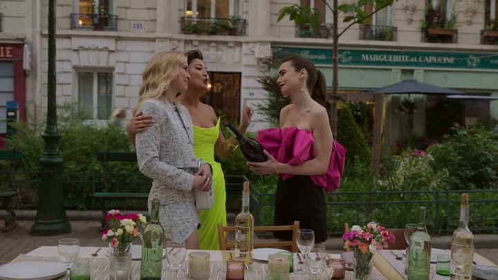 Emily_in_Paris_S02E03_WEBRip_x264-ION10_1914.jpg