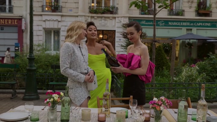 Emily_in_Paris_S02E03_WEBRip_x264-ION10_1916.jpg