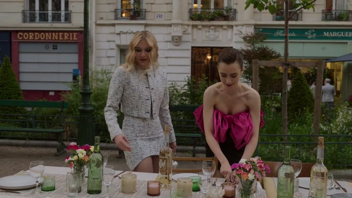 Emily_in_Paris_S02E03_WEBRip_x264-ION10_1922.jpg