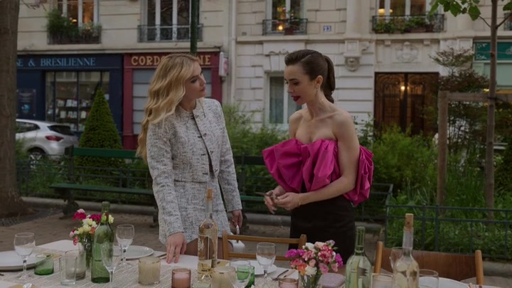 Emily_in_Paris_S02E03_WEBRip_x264-ION10_1932.jpg