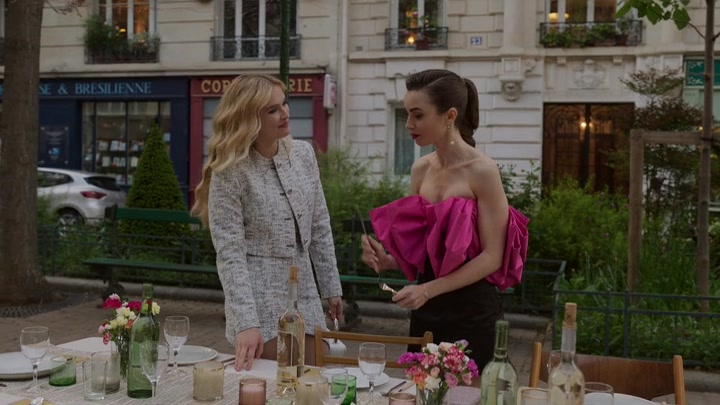 Emily_in_Paris_S02E03_WEBRip_x264-ION10_1933.jpg