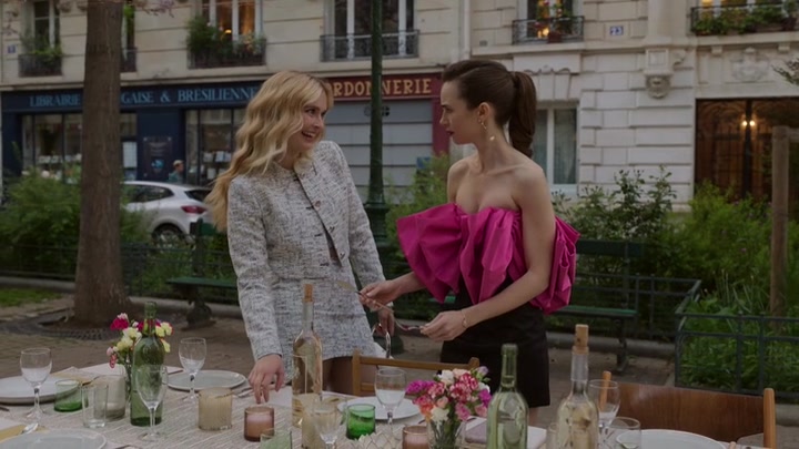 Emily_in_Paris_S02E03_WEBRip_x264-ION10_1939.jpg