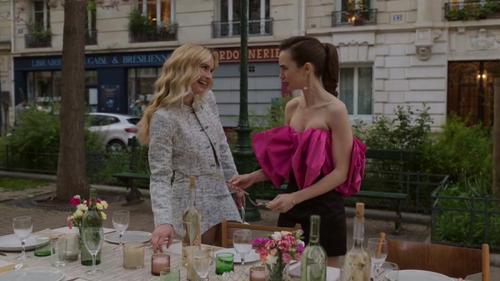 Emily_in_Paris_S02E03_WEBRip_x264-ION10_1940.jpg