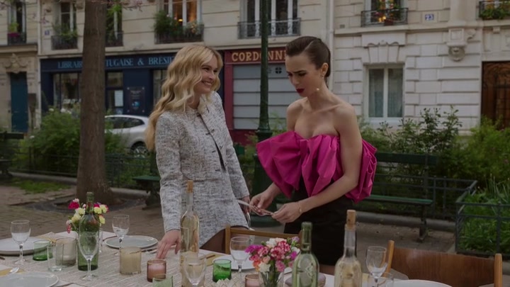 Emily_in_Paris_S02E03_WEBRip_x264-ION10_1942.jpg