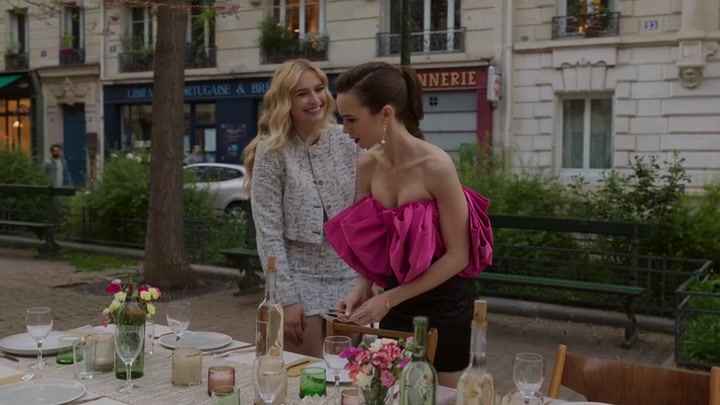 Emily_in_Paris_S02E03_WEBRip_x264-ION10_1944.jpg