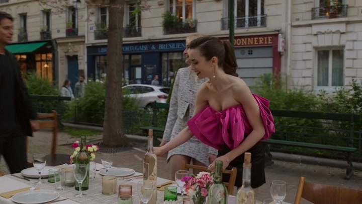 Emily_in_Paris_S02E03_WEBRip_x264-ION10_1946.jpg