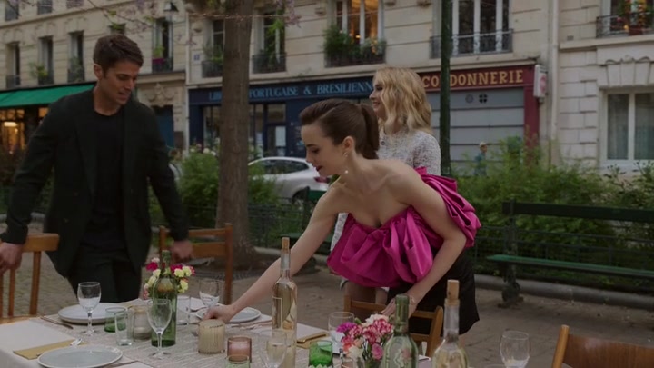 Emily_in_Paris_S02E03_WEBRip_x264-ION10_1947.jpg