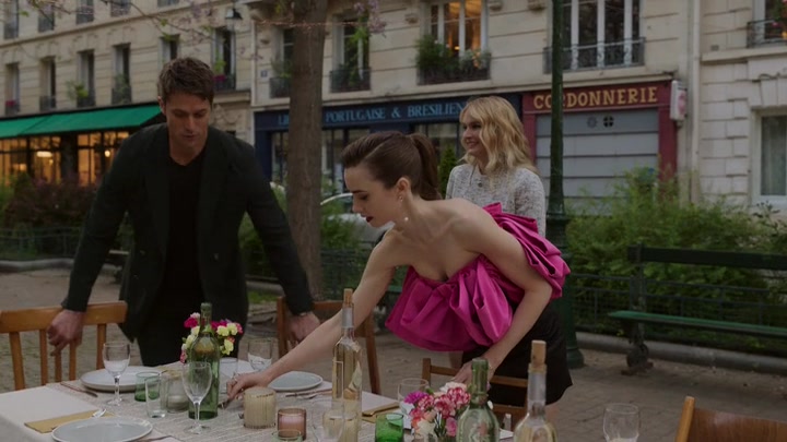Emily_in_Paris_S02E03_WEBRip_x264-ION10_1948.jpg