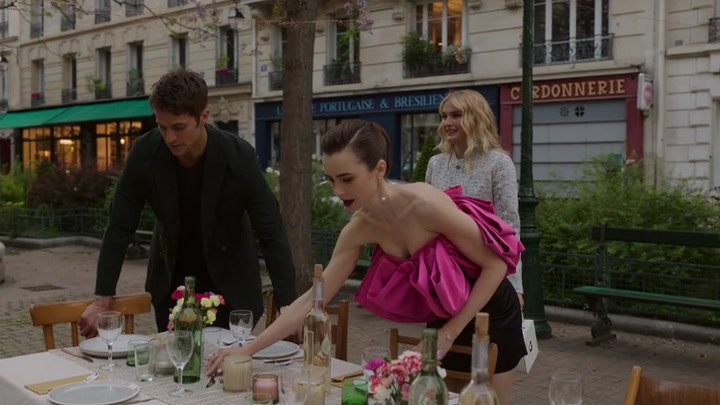 Emily_in_Paris_S02E03_WEBRip_x264-ION10_1949.jpg