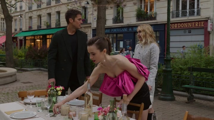 Emily_in_Paris_S02E03_WEBRip_x264-ION10_1952.jpg